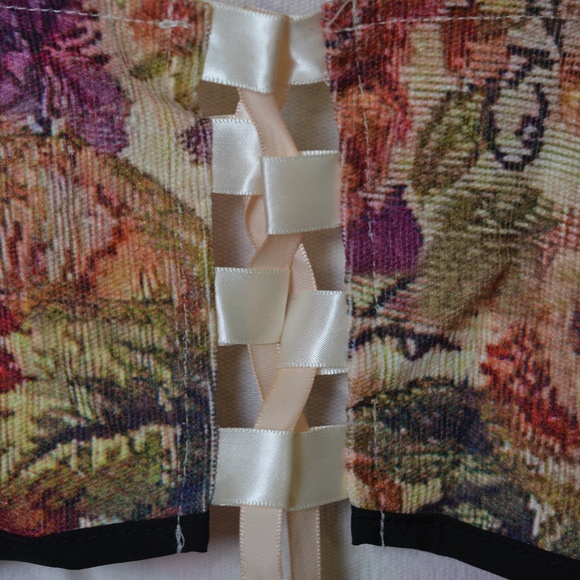 Floral Crop Top - Picture 6 of 9